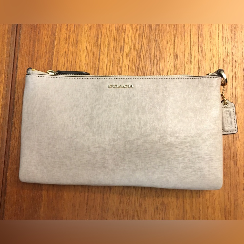 NWOT COACH Taupe Leather Handbag w/Buckle & Chain Adjustable Strap. Zip closure
